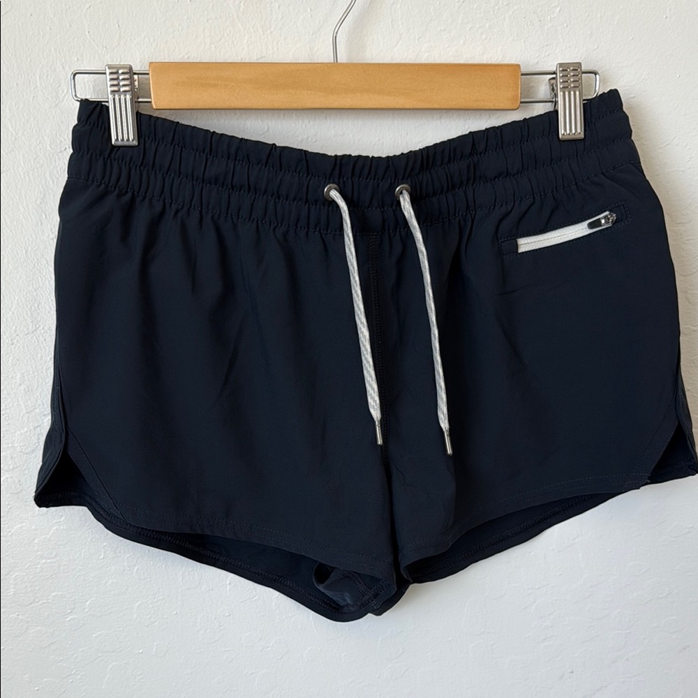 Vuori Clementine shorts, size Medium, 2.5” inseam in Ink